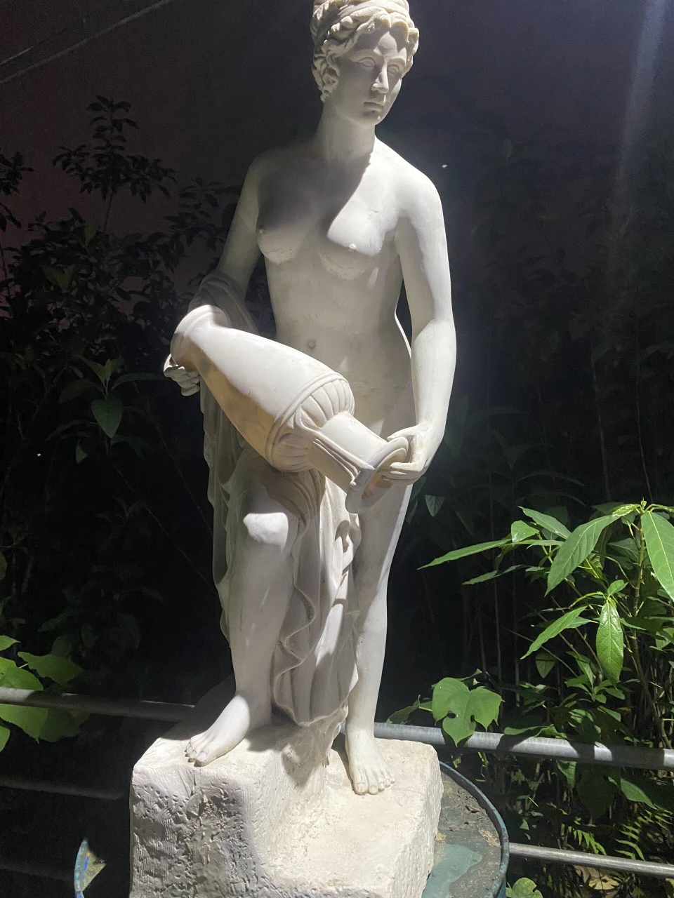 tượng cô gái ôm bình đá trắng